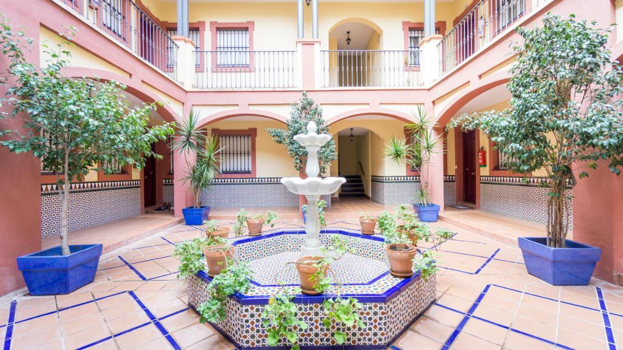 Rentalsevilla Paseando Por El Palacio De Dueñas